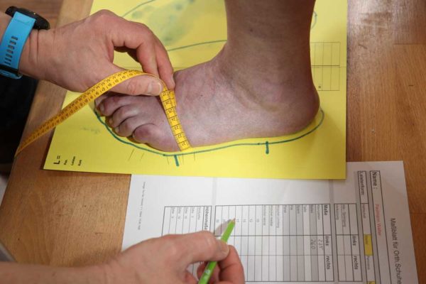 orthopädische Schuhe gegen Schmerzen im Fuß